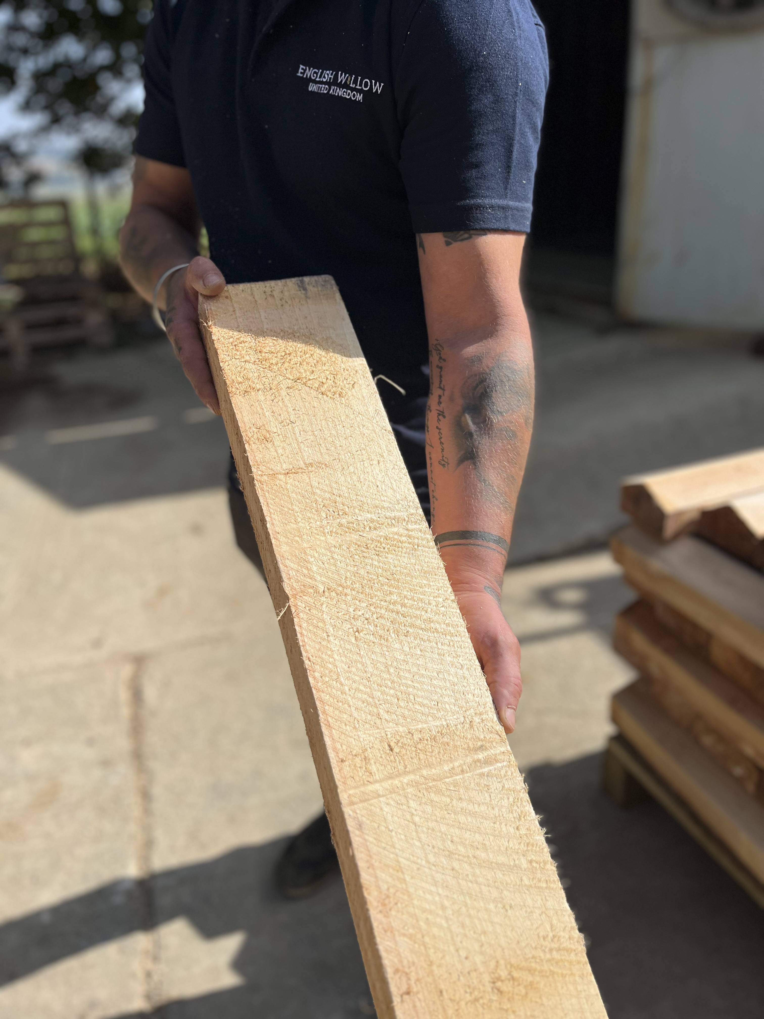 Close inspection of English willow cleft grain